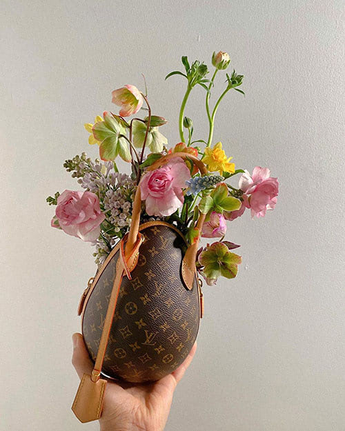 Цветы в сумке Louis Vuitton